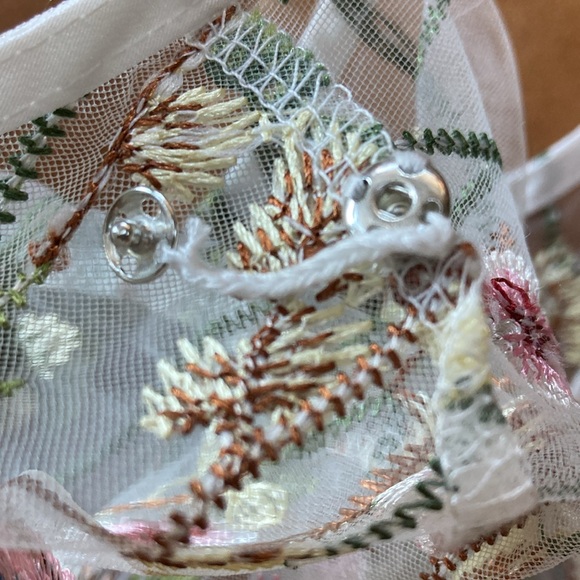 Embroidered blouse - Picture 10 of 10